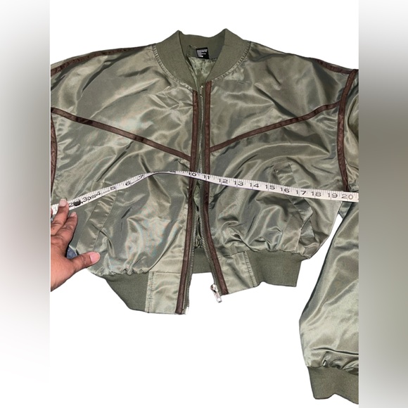 Forever 21 olive green cropped bomber jacket NWOT! - Picture 8 of 11